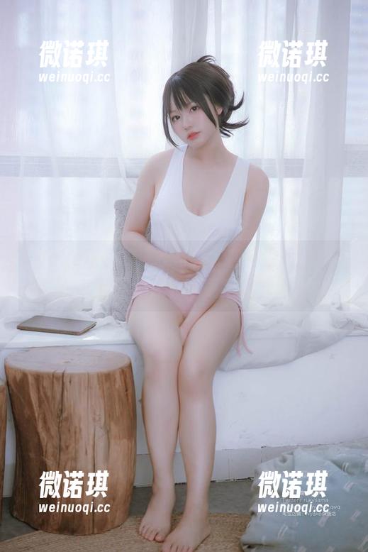 Nyako喵子的泳衣写真：在波浪间梦游，妆容和泳衣谁更亮眼？