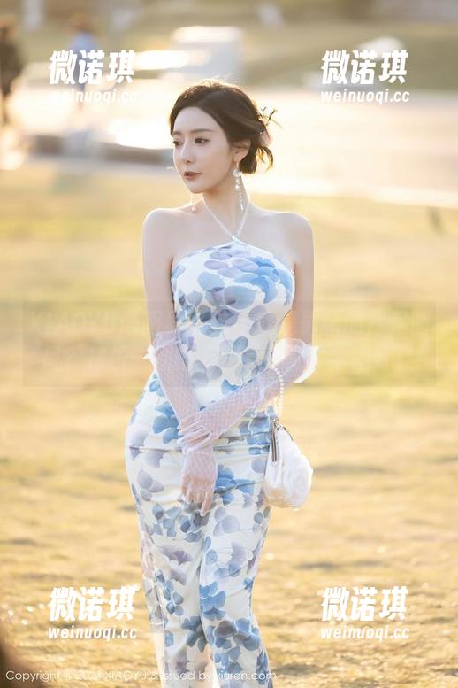 XIAOYU语画界 - 这不就是最新的裸足画风？林乐一原图上脚丫子打了个招呼！