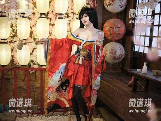 一米八的大梨子的套图：这礼服的每一处都让我忍不住想多想几秒，不是失礼而是被吸引了！