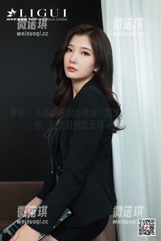 丽柜 - 作品唤醒你的视线：芝芝的美足图包，引发脚控的无尽遐想。