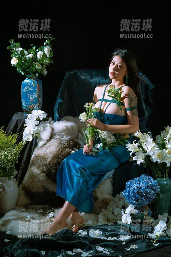 云溪溪奶桃 人间的云溪溪奶桃私拍,原图中的那朵玫瑰实在太迷人了吧。