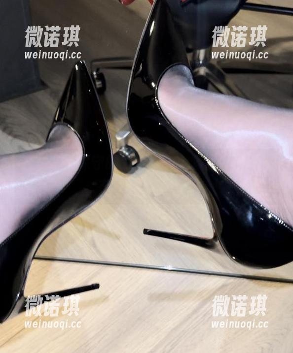 微密圈 - 保守的二舅妈的全套学姐，穿越在书页间的真相