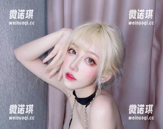 双人写真狂欢里，啾小妍Deer的全套拉链没拉好？