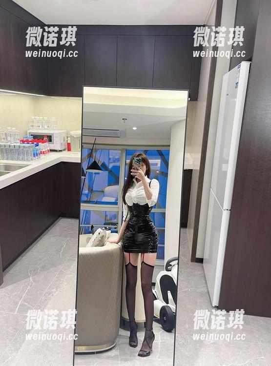 微密圈 - 奔跑的晶骡儿的红灯之旅，身材和图包都是免费送的！
