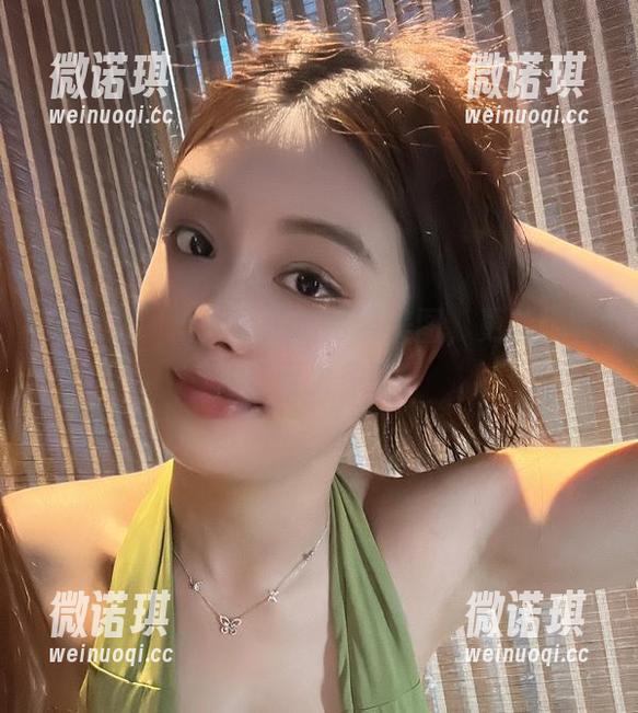 微密圈 - 奶雯又出新吊带美图，更新比昨儿好看太多了！