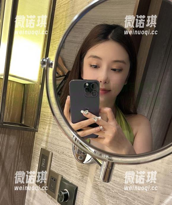 微密圈 - 等等，奶雯的墨绿内裤写真集里多少可以算是“日常穿搭指南”？快来检阅了。