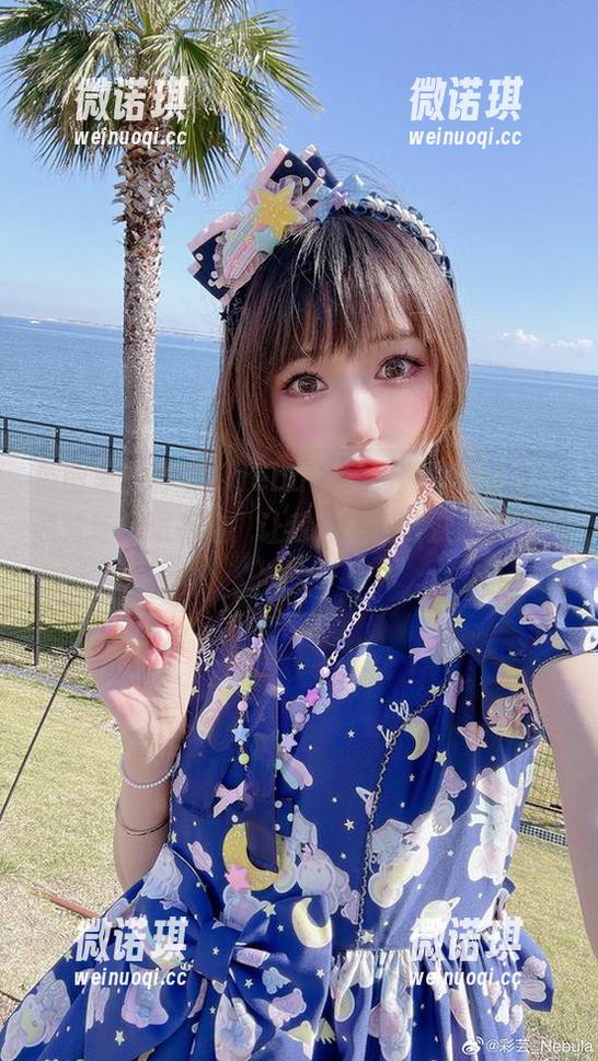 原图里的彩芸_Nebula，制服那么可爱；照片专门摆着脸，让我们重温二次元的喜悦！