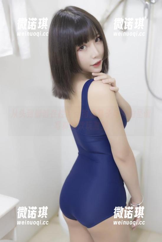 从头到脚都在控诉：抱走莫子与她的圣诞写真的欢玩时刻
