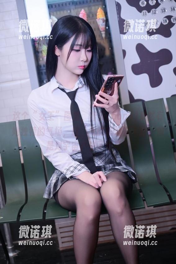 这个“女王”图集，普美(bomi)果然有她独特的气场，哇，我的思绪在飞翔，像是对宇宙产生了好奇？
