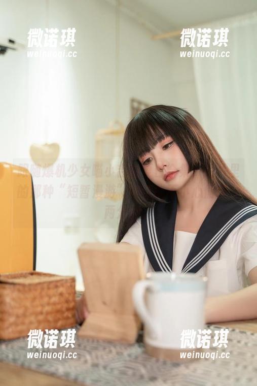 跟随爆机少女喵小吉的夏日合集，图片里的那种“短暂漫游”好像能不小心偷得一两分钟。