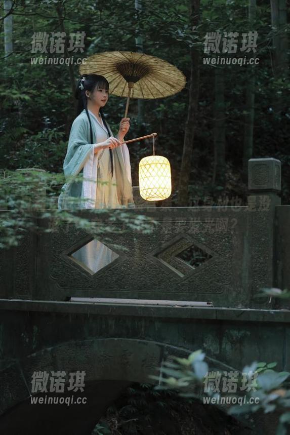 白莉爱吃巧克力泳装合集：这身材也是没谁了，穿多了是不是要发光啊？