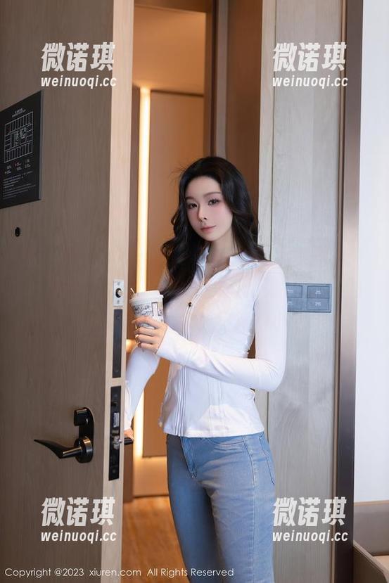 秀人网 - 沐言yanyan的神奇私房图包：这回的“秘密”不是显微镜下的细胞，而是后花园那只不安分的小猫