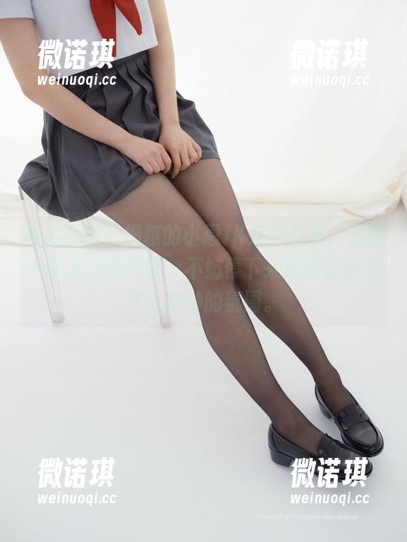 紧急企划 - 细腻的小恩JK经典写真，套图中藏着无限可能，不妨停下来细细品味下这个微妙的氛围。