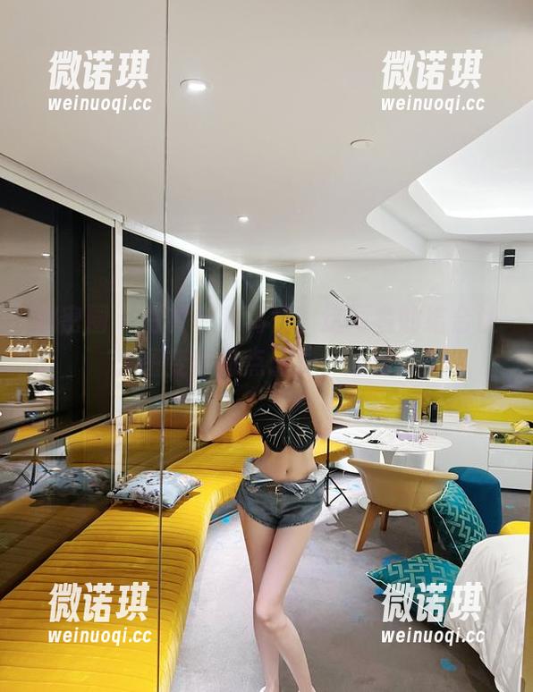 微密圈 - 白衬衫和葛征，这两者的结合让原图变得有点诡异，哈哈。