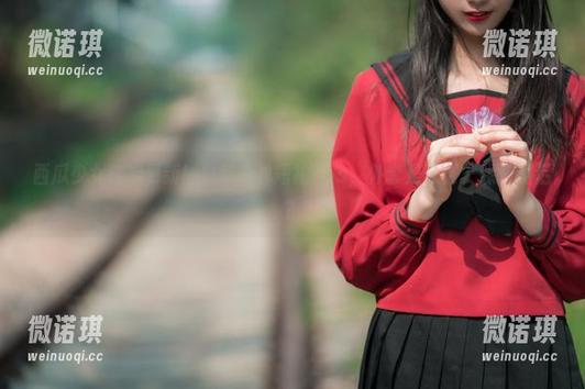 西瓜少女这次更新！白云森林短袖cos，外套是什么？躲在树后？