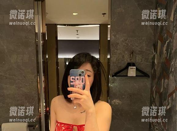 微密圈 - 看吧，詹詹的套装图集居然有不小福利，心里默默加个分！