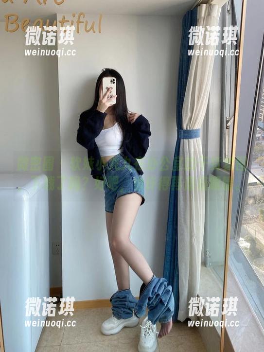 微密圈 - 软妹小九九在办公室的干货套图，下载了吗？好吧，也许得再磨磨眼睛。