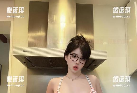 微密圈 - 这一抹红色在阿色身上，乌龙茶不够清淡，得把原图琢磨透才行。
