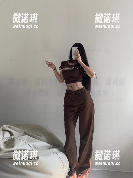 微密圈 - 陈佩奇的白丝最新图册，谁说她只会撒娇，这样撩才是真本事