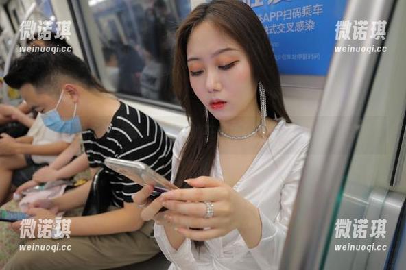 魔镜街拍 在魔镜街拍,爱上陌生人的在线原图,情人节有点酸哦