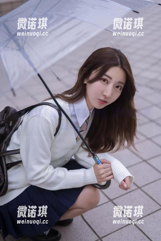 黑川假装不经意的皮衣在线，像是在小声说着什么。